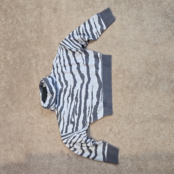 Kendall + Kylie crop sweater, size lg, NWT - Picture 1 of 4